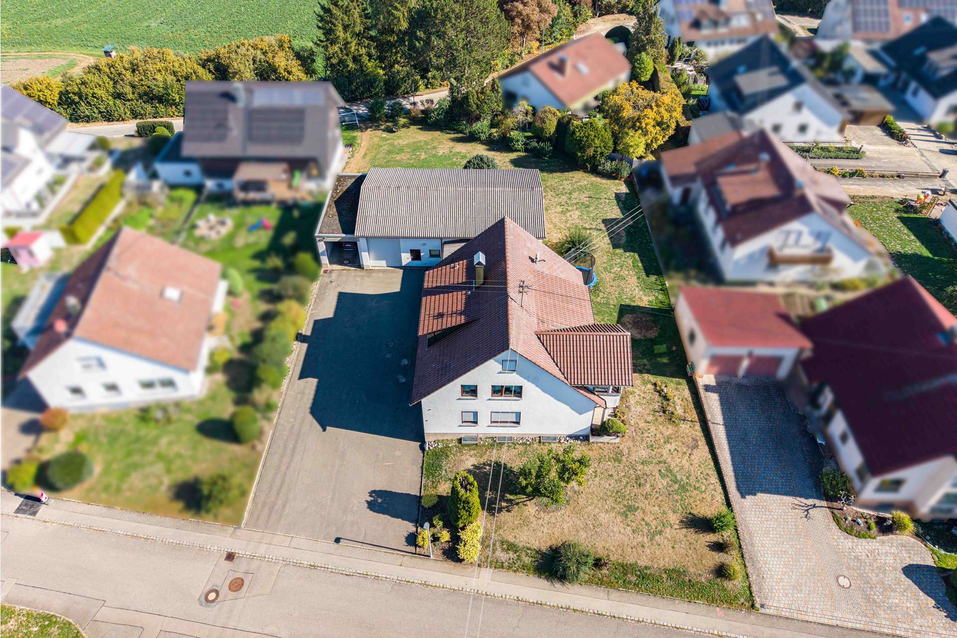 Vielseitig! Attraktives Zweifamilienhaus mit flexibel nutzbarer Gewerbehalle & großem Grundstück